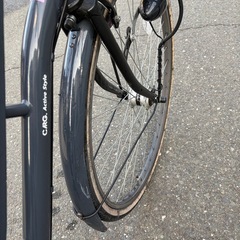 黒のシティサイクル チャイルドシート付きの画像