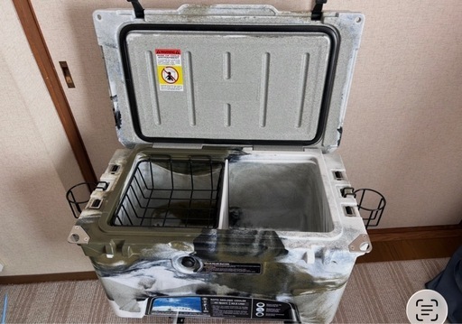 アイスランド　クーラーボックス45QT＋Colemanスタンド付