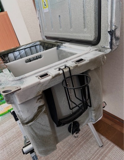 アイスランド　クーラーボックス45QT＋Colemanスタンド付