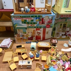 【決まりました】
シルバニアファミリー　色々セット　森のお医者さん　ハンバーガー屋さん　家　人形10体　色々混ざってよく分かりません！買い足しに！の画像