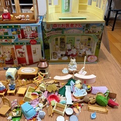 【決まりました】
シルバニアファミリー　色々セット　森のお医者さん　ハンバーガー屋さん　家　人形10体　色々混ざってよく分かりません！買い足しに！の画像