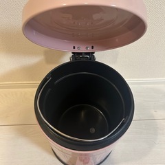 ペダル式ゴミ箱の画像