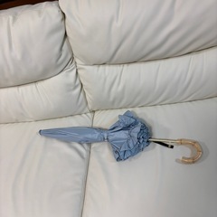 完全遮光 日傘 晴雨兼用 2段折 フリル バンブーハンドル 水色の画像
