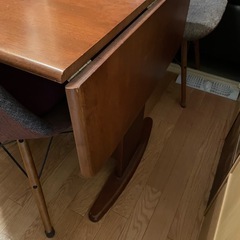 ダイニングテーブルの画像