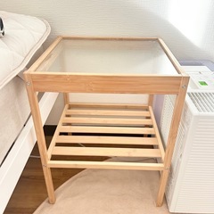 イケア　ベッドサイドテーブルの画像