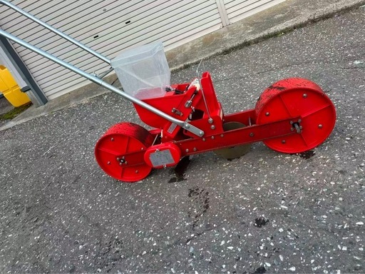 手押し式の播種機（種まき機）です。 トウモロコシや大豆、野菜の種まきに使用できます
