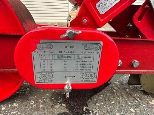 手押し式の播種機（種まき機）です。 トウモロコシや大豆、野菜の種まきに使用できます