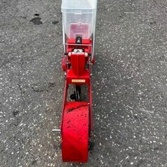 手押し式の播種機（種まき機）です。 トウモロコシや大豆、野菜の種まきに使用できますの画像