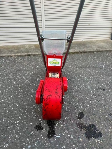 手押し式の播種機（種まき機）です。 トウモロコシや大豆、野菜の種まきに使用できます