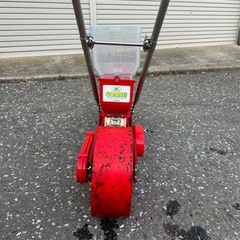 手押し式の播種機（種まき機）です。 トウモロコシや大豆、野菜の種まきに使用できますの画像