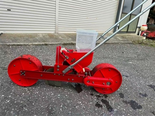手押し式の播種機（種まき機）です。 トウモロコシや大豆、野菜の種まきに使用できます
