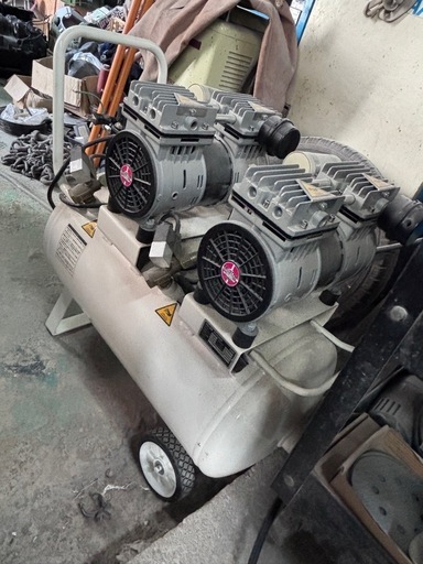 エアーコンプレッサー　　100v 　