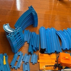 値下げしました！プラレール線路とパーツ&カンカン踏切セットの画像