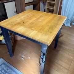 ダイニングテーブルの画像