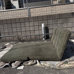 ２人掛け用リクライニングチェア。美品。ベットにもなります。クッション2個付き。の画像