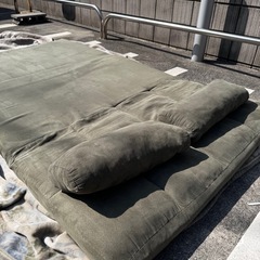 ２人掛け用リクライニングチェア。美品。ベットにもなります。クッション2個付き。の画像