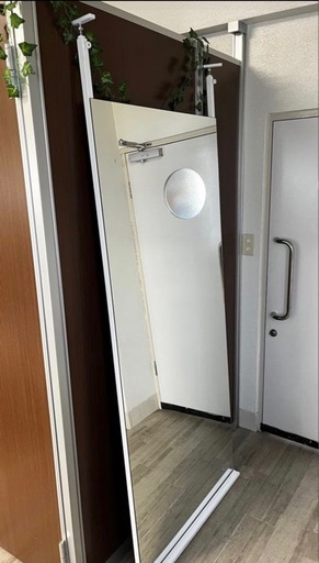 突っ張り壁面ミラー
