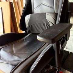 座椅子タイプのゲーミングチェアの画像