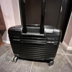 機内持ち込み可スーツケース　黒　35リットルの画像