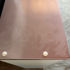 薄ピンクの収納棚の画像