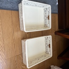 ライトとカゴ、トレーなどの画像