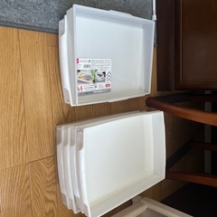 ライトとカゴ、トレーなどの画像