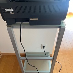 プリンターとキャスター付きガラス天板の台の画像