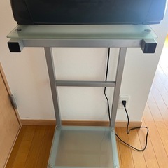 プリンターとキャスター付きガラス天板の台の画像