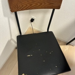 テーブルと椅子二脚の画像