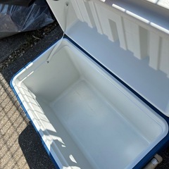 Colemanクーラーボックスとテーブルの画像