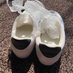 リボンが可愛い白スニーカー（Sサイズ）の画像