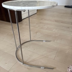 サイドテーブルの画像