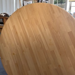 円形テーブルの画像