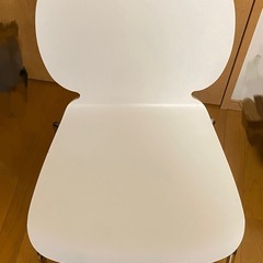 IKEA SVENBERTILとニトリ ダイニングチェア ホワイト 2点セットの画像
