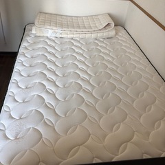 ダブルベッドの画像