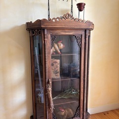 アンティーク木製ガラス飾り棚の画像