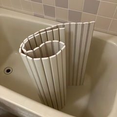 風呂椅子、洗面器、風呂の蓋の画像