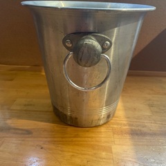 氷入れ、ハチの画像