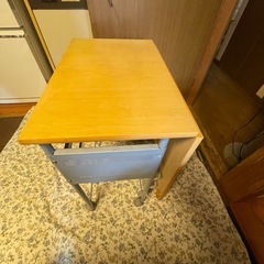 折りたたみテーブル　木目調の画像