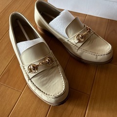 Fin 低反発スポンジ入り ビットローファー 24.5の画像