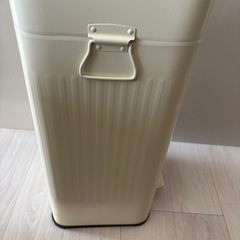 ゴミ箱　ペダル式の画像