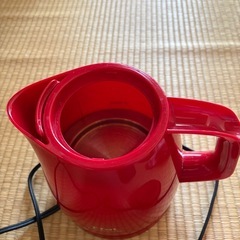 赤が可愛いティファール電気ポットの画像