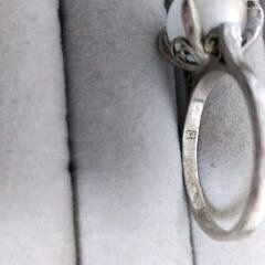 プラチナと銀の指輪の画像