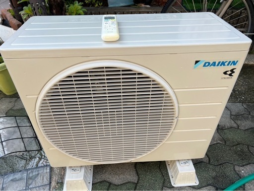  DAIKINの主に6畳用エアコンです中古 ダイキン工業株式会社　２０２１年製 AN22YESK-W