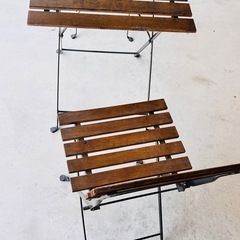 ウッド調のガーデンテーブル　チェアの３点セットの画像