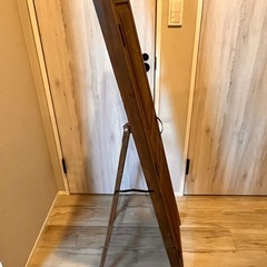 ドア付き木製スタンドミラーの画像