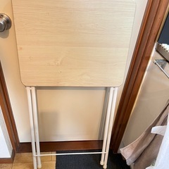 折りたたみテーブルの画像