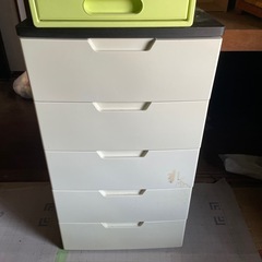 衣装ケース、タンス たくさんの画像