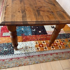 木製テーブルの画像