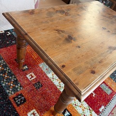 木製テーブルの画像